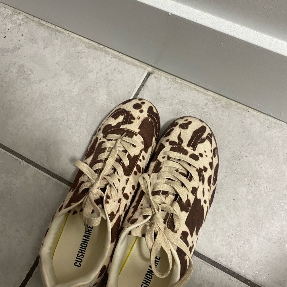 Cushionaire Women's Brown and Cream Cow Print Sneakers - Picture 4 of 6